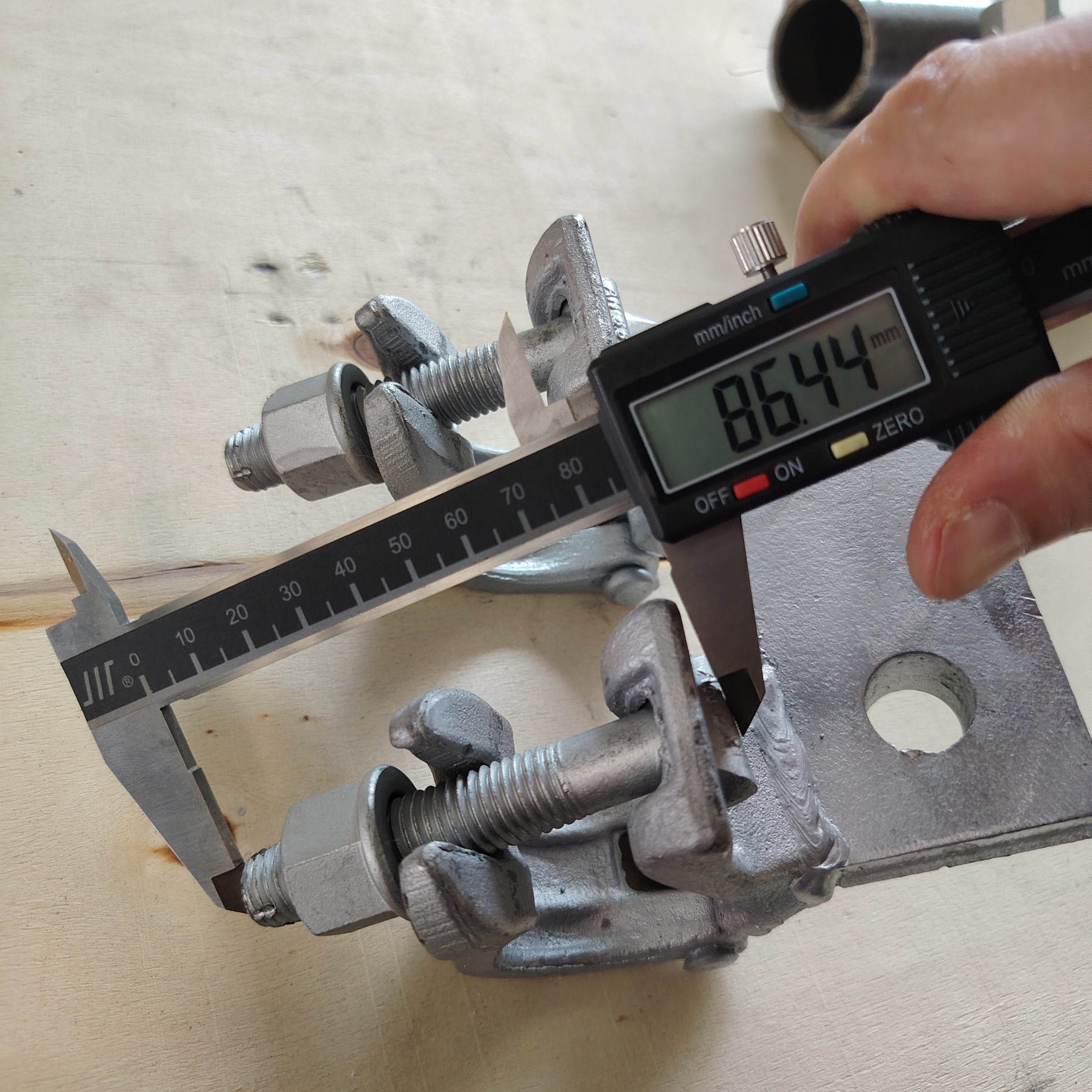 ma&szlig;geschneiderte Basis, speziell geformte Ger&uuml;stklemme, 