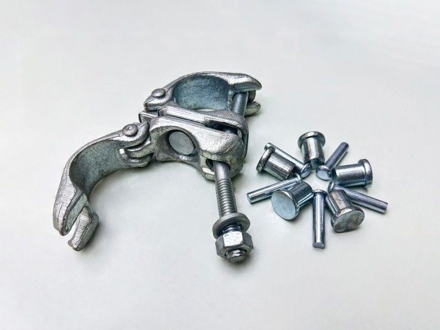 Drehkupplungskappenniete