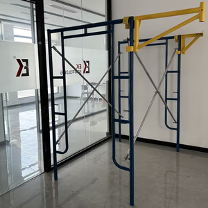 Gehen Sie durch Gerüste