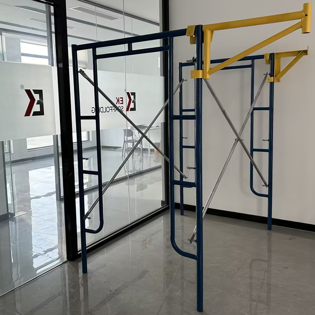 Gehen Sie durch Gerüste