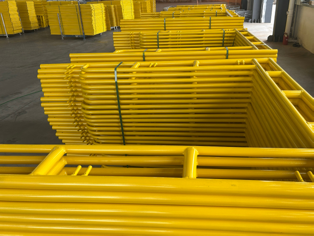 Gelber Gehen durch den Rahmen