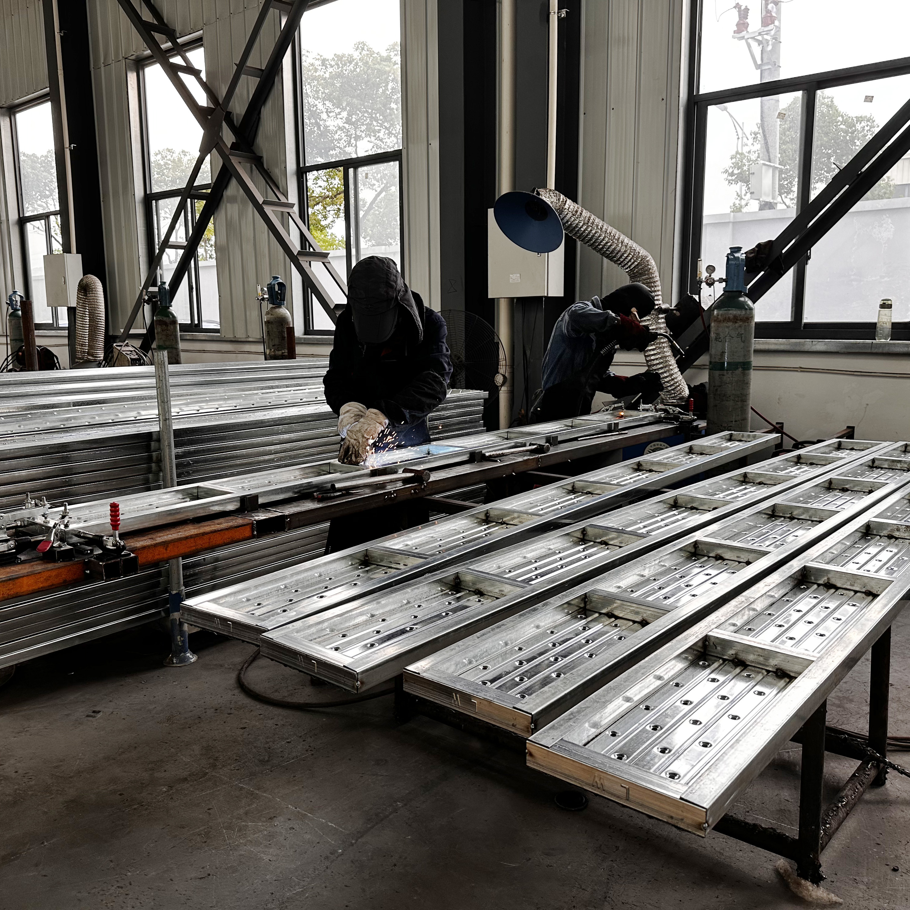 mit geschlossenem Stahl 