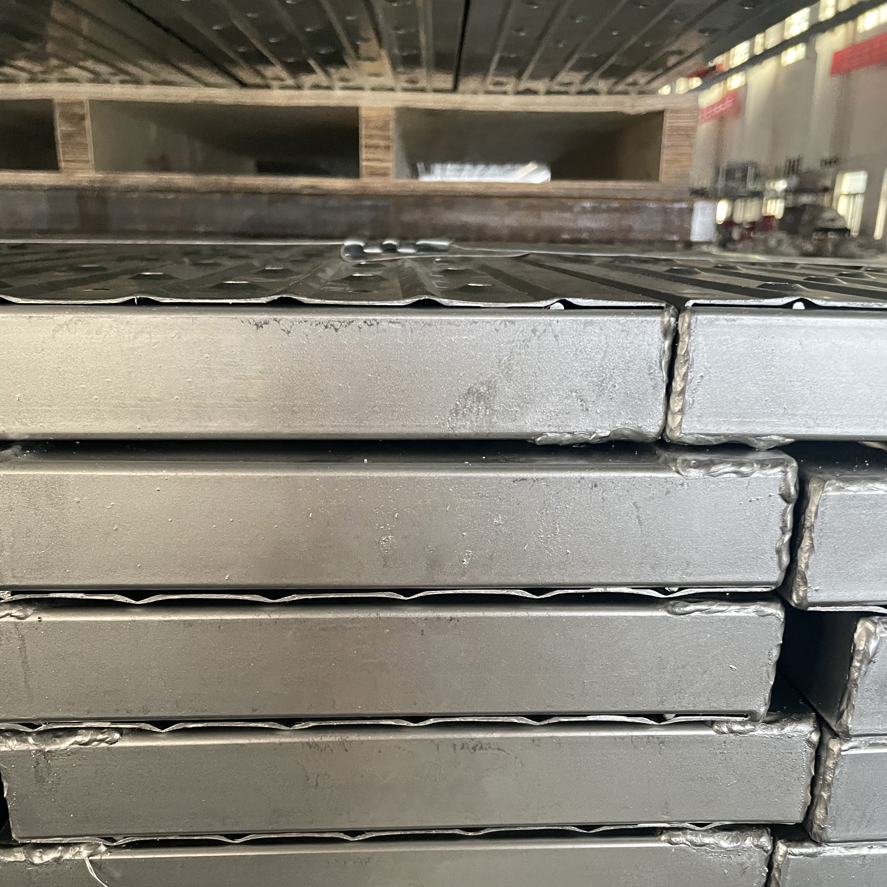 mit geschlossenem Stahl 