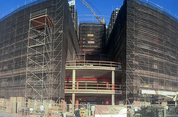 Ringlock -Gerüstsystem zum Gebäude