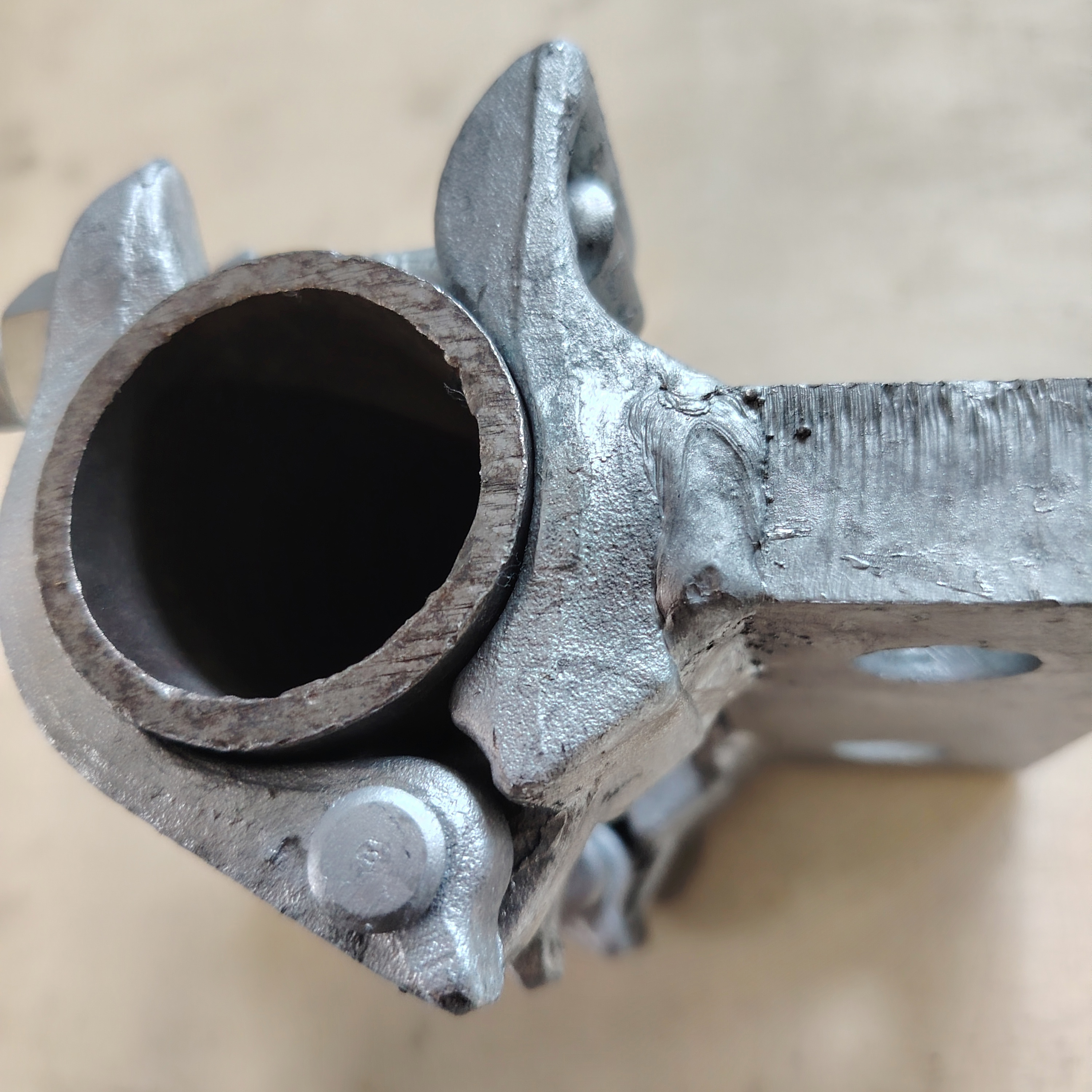 Maßgeschneiderte Basis, speziell geformte Gerüstklemme