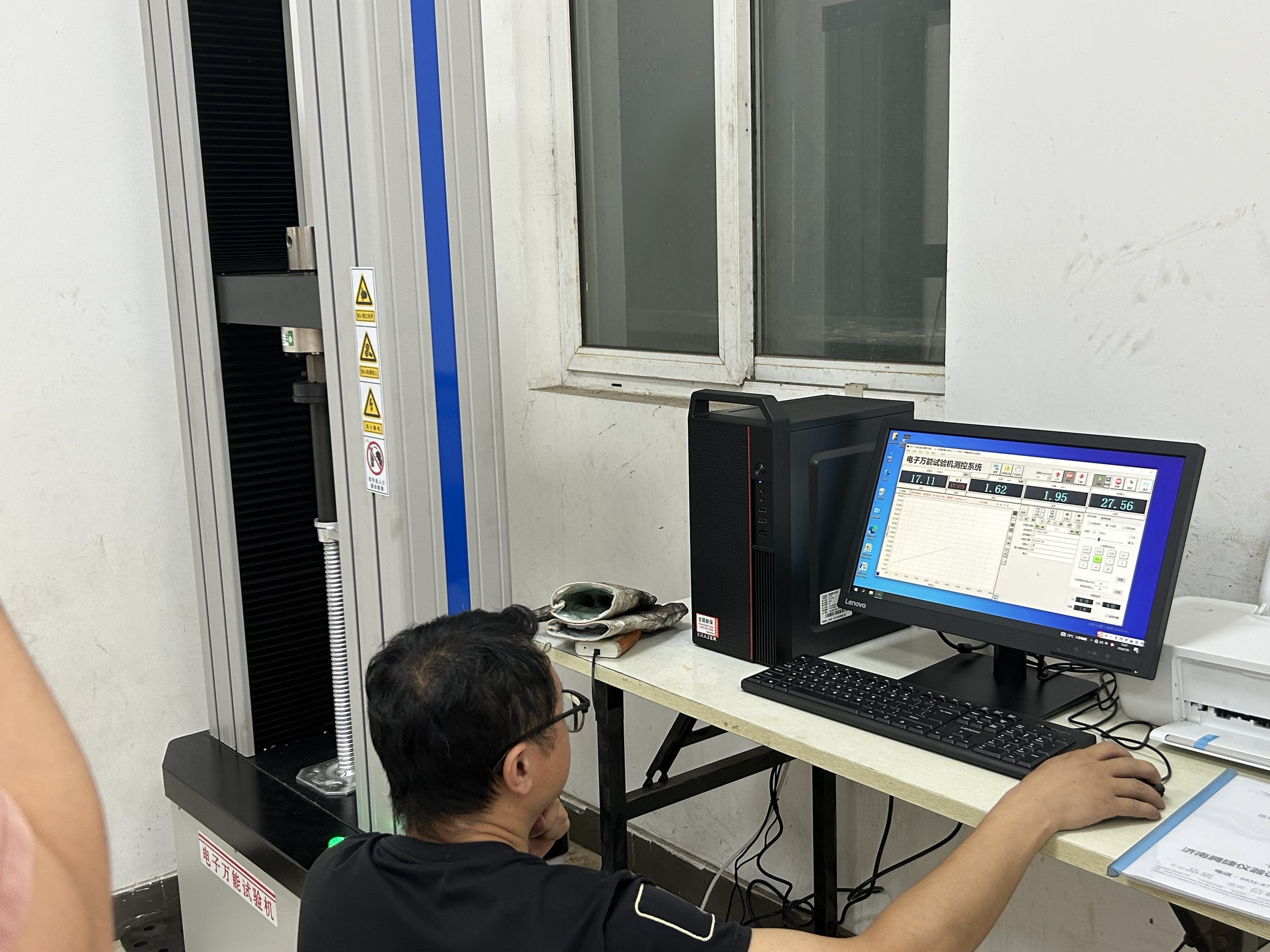 Inspektion des Basis-Wagenhebers