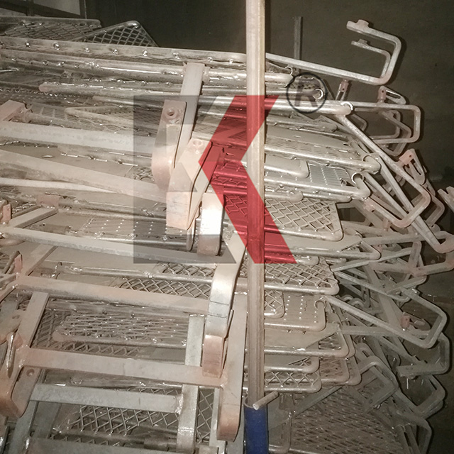 vor dem galvanisierten Ger&uuml;sttor