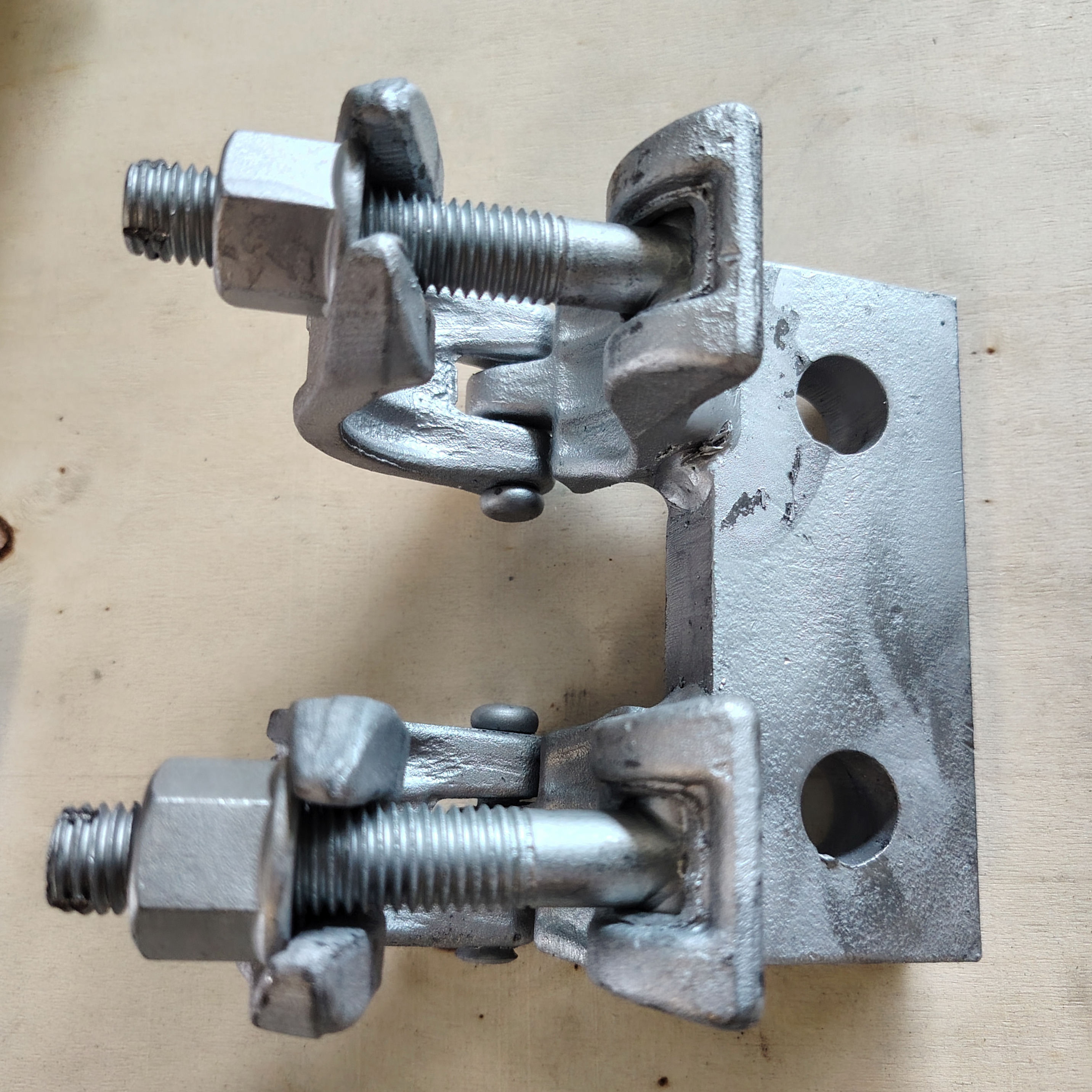 Maßgeschneiderte Basis, speziell geformte Gerüstklemme