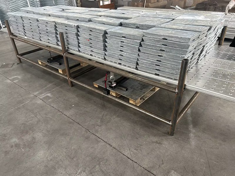 Verformung und Verschiebung einer 4 Meter langen geschlossenen Ger&uuml;stbohle unter einer Belastung von 5,6 Tonnen.