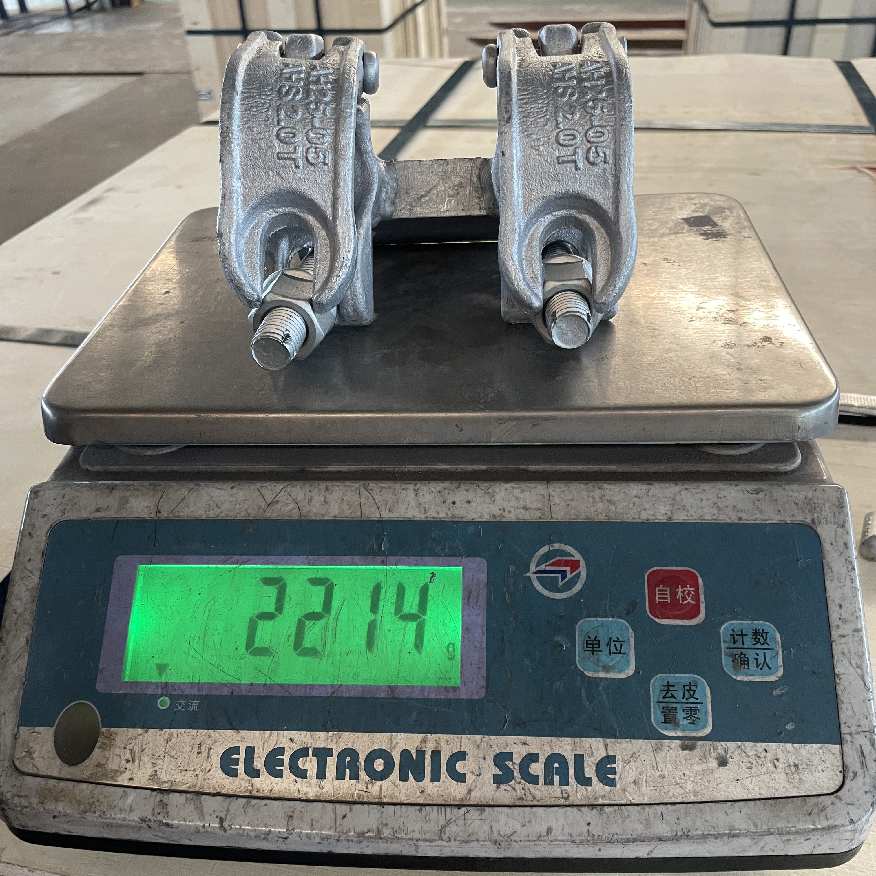 ma&szlig;geschneiderte Basis, speziell geformte Ger&uuml;stklemme, 