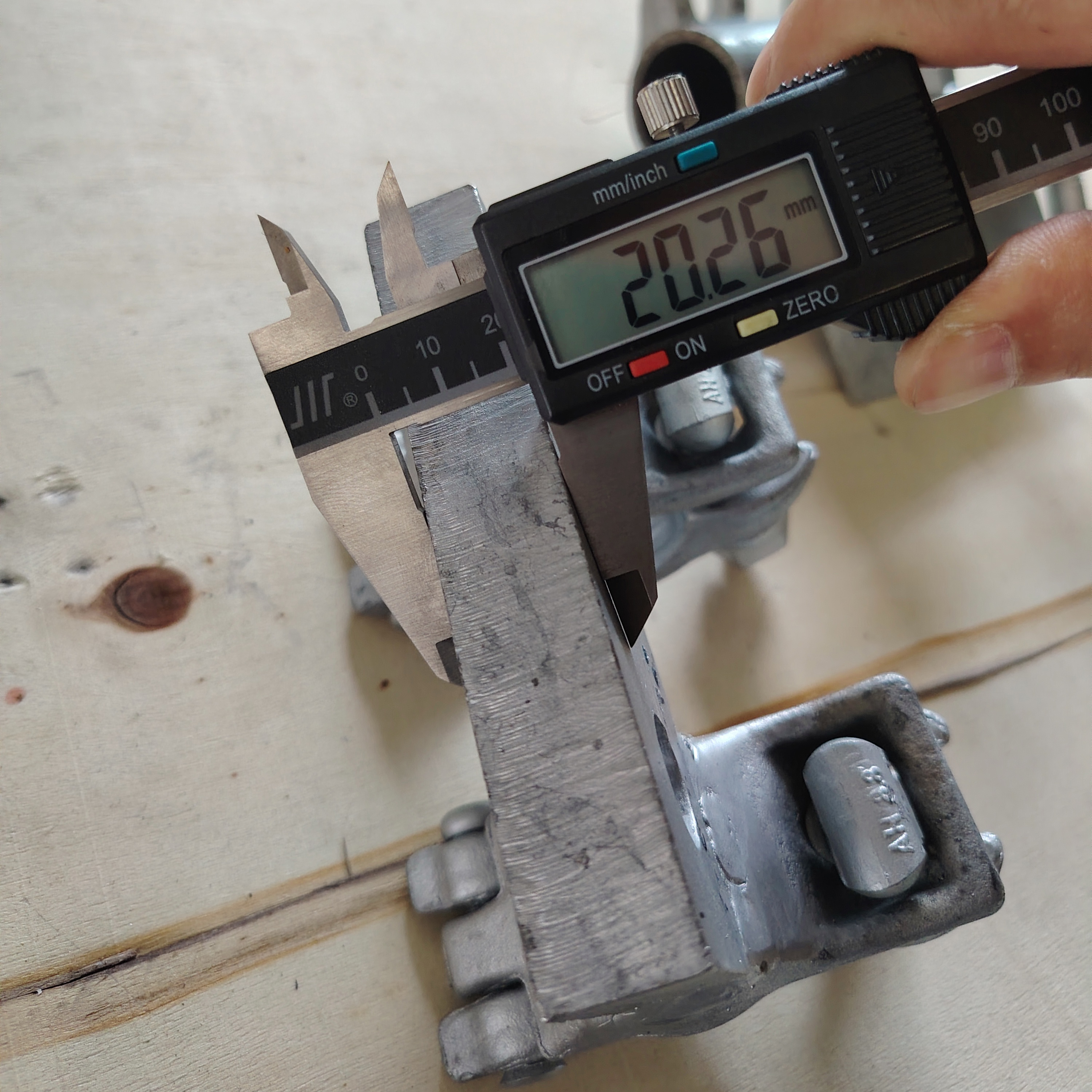 ma&szlig;geschneiderte Basis, speziell geformte Ger&uuml;stklemme, 