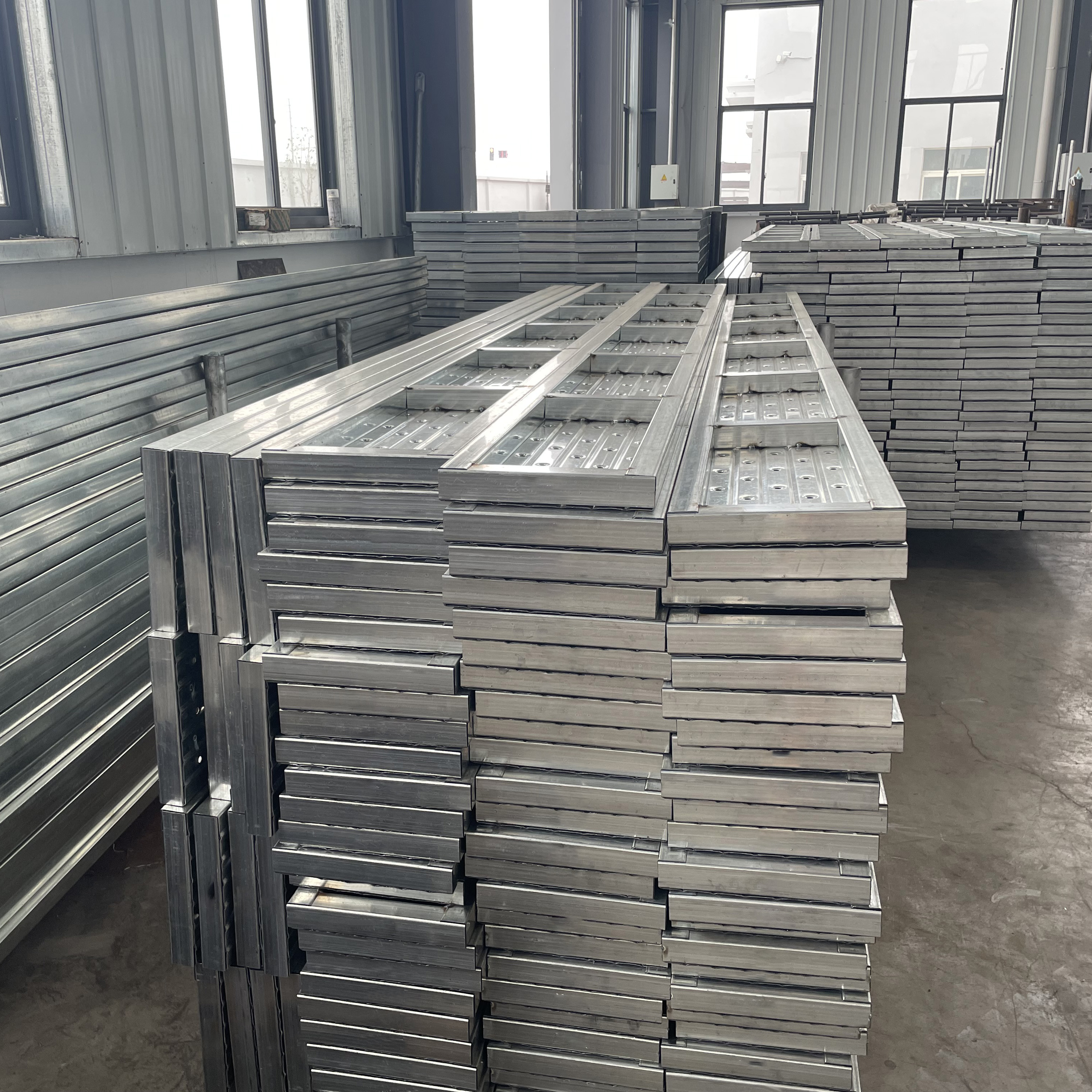 mit geschlossenem Stahl 