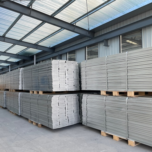 Ger&uuml;stplanke vom Typ geschlossener Typ