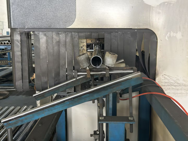 Acrow Requisiten schneiden