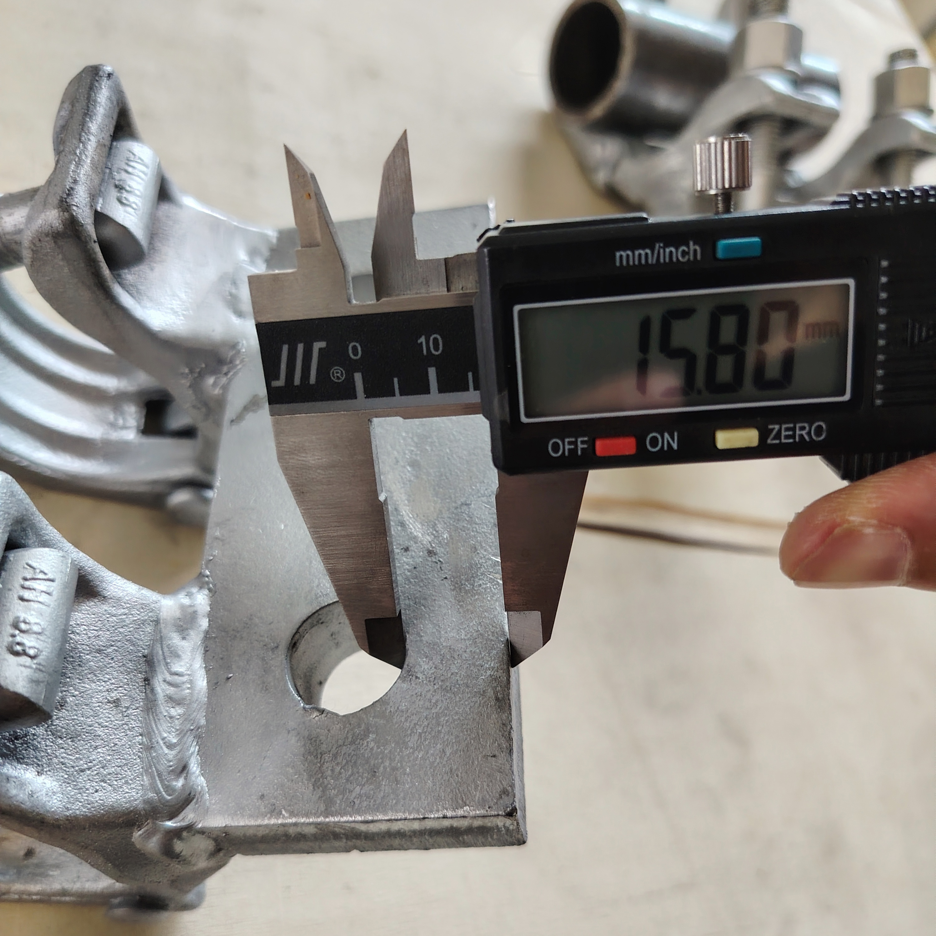 Ma&szlig;geschneiderte Basis, speziell geformte Ger&uuml;stklemme, 