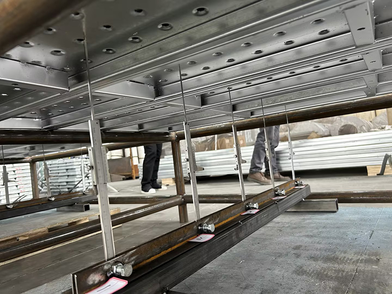 Verformung und Verschiebung einer 4 Meter langen geschlossenen Ger&uuml;stbohle unter einer Belastung von 5,6 Tonnen.