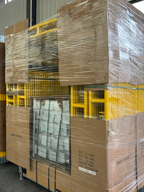 Gelber Gehen durch den Rahmen