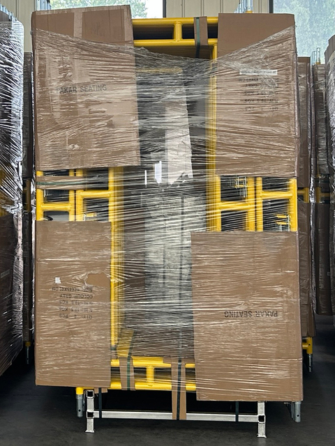 Gelber Gehen durch den Rahmen