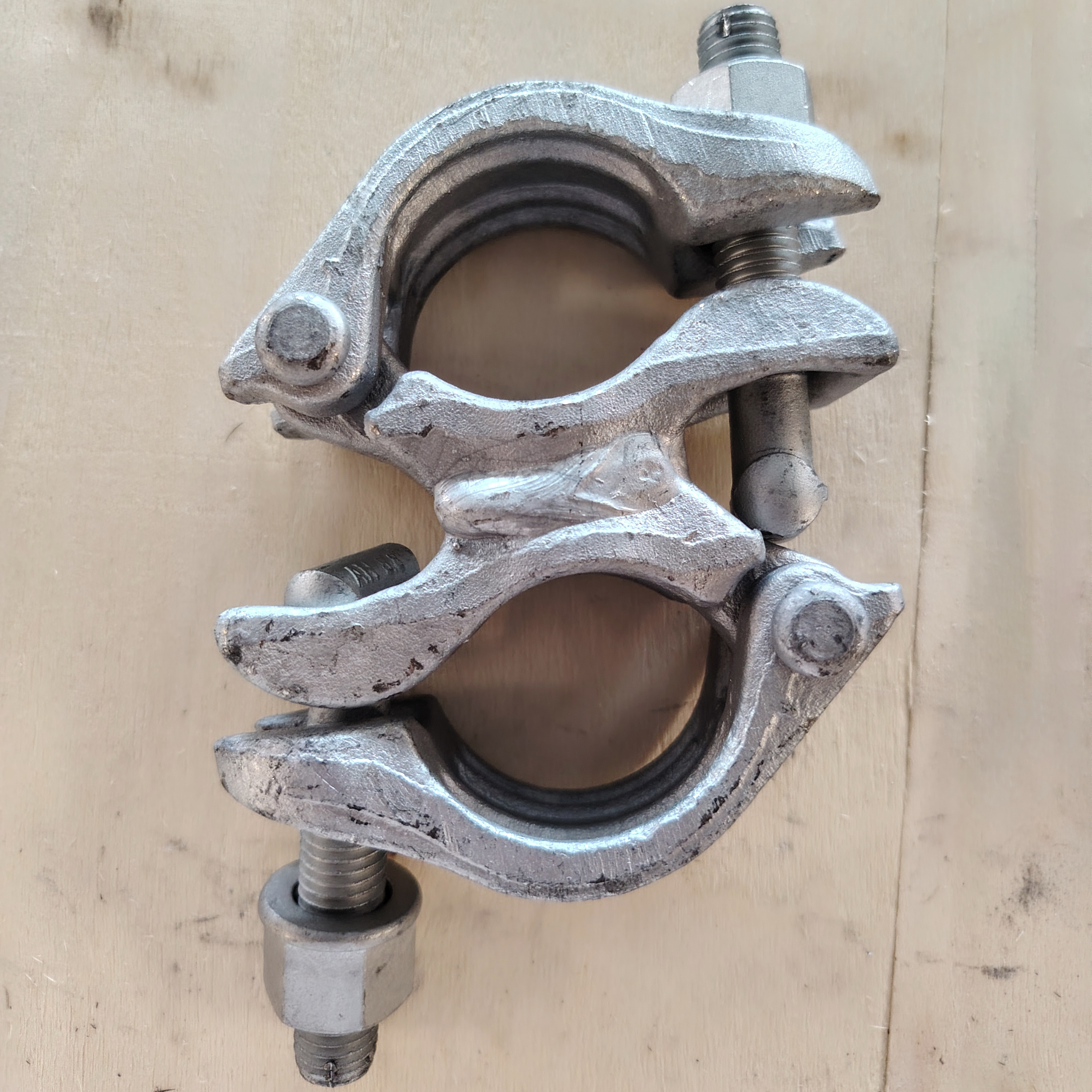 Distanzkupplung – 74 mm speziell geformte Gerüstklemme