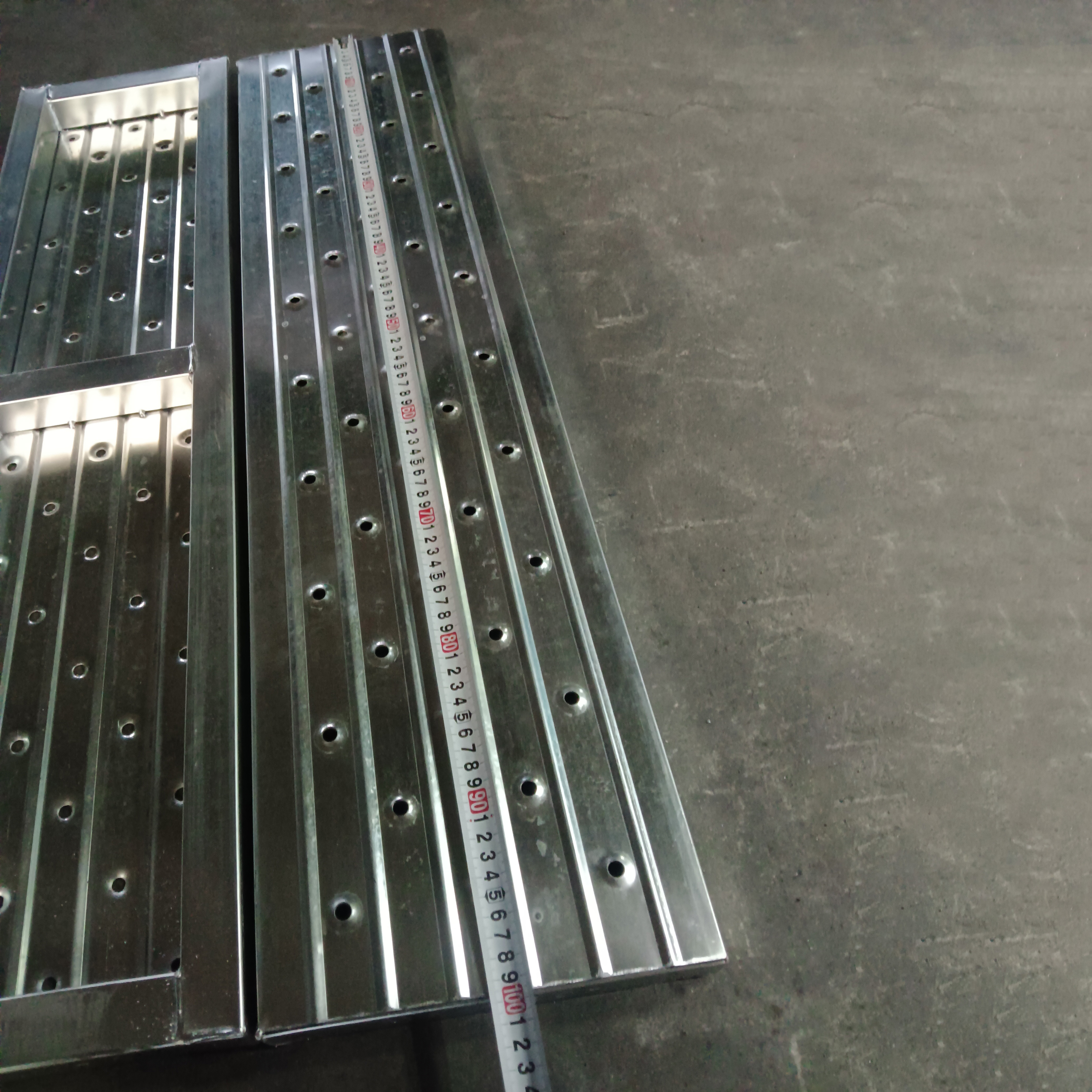 1,0 m geschlossene Stahlplanke