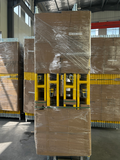 Gelber Gehen durch den Rahmen