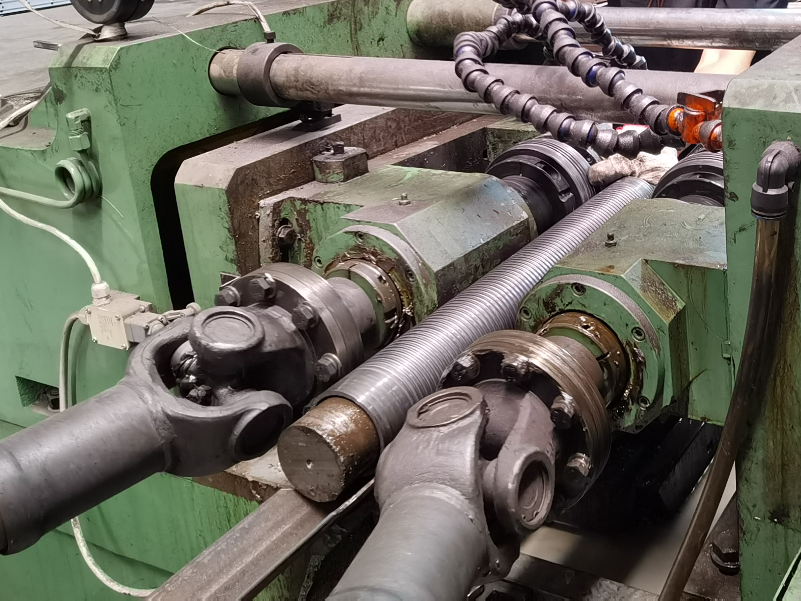 Bearbeiten glatte Stahlrohre in Gewindestahlrohr